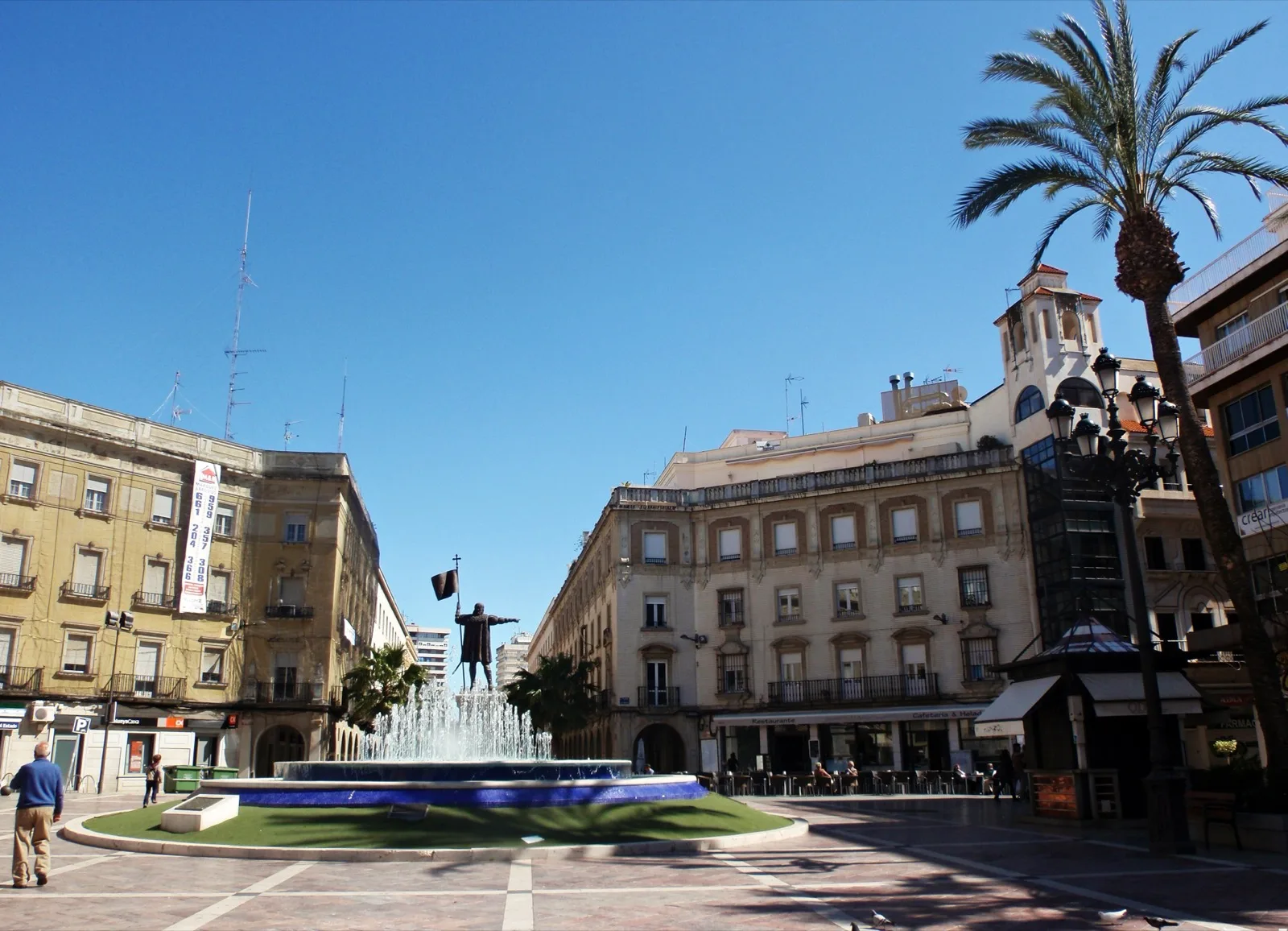 La plaza de las Monjas de Huelva, con la fuente y la estatua de Colón en el centro, donde se instala la Feria del Libro.