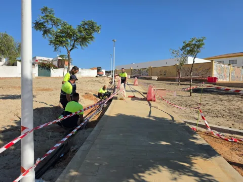 Image for the story: Aljaraque reinforces the maintenance of its green areas and renews the grass in the Parque de la Solidaridad