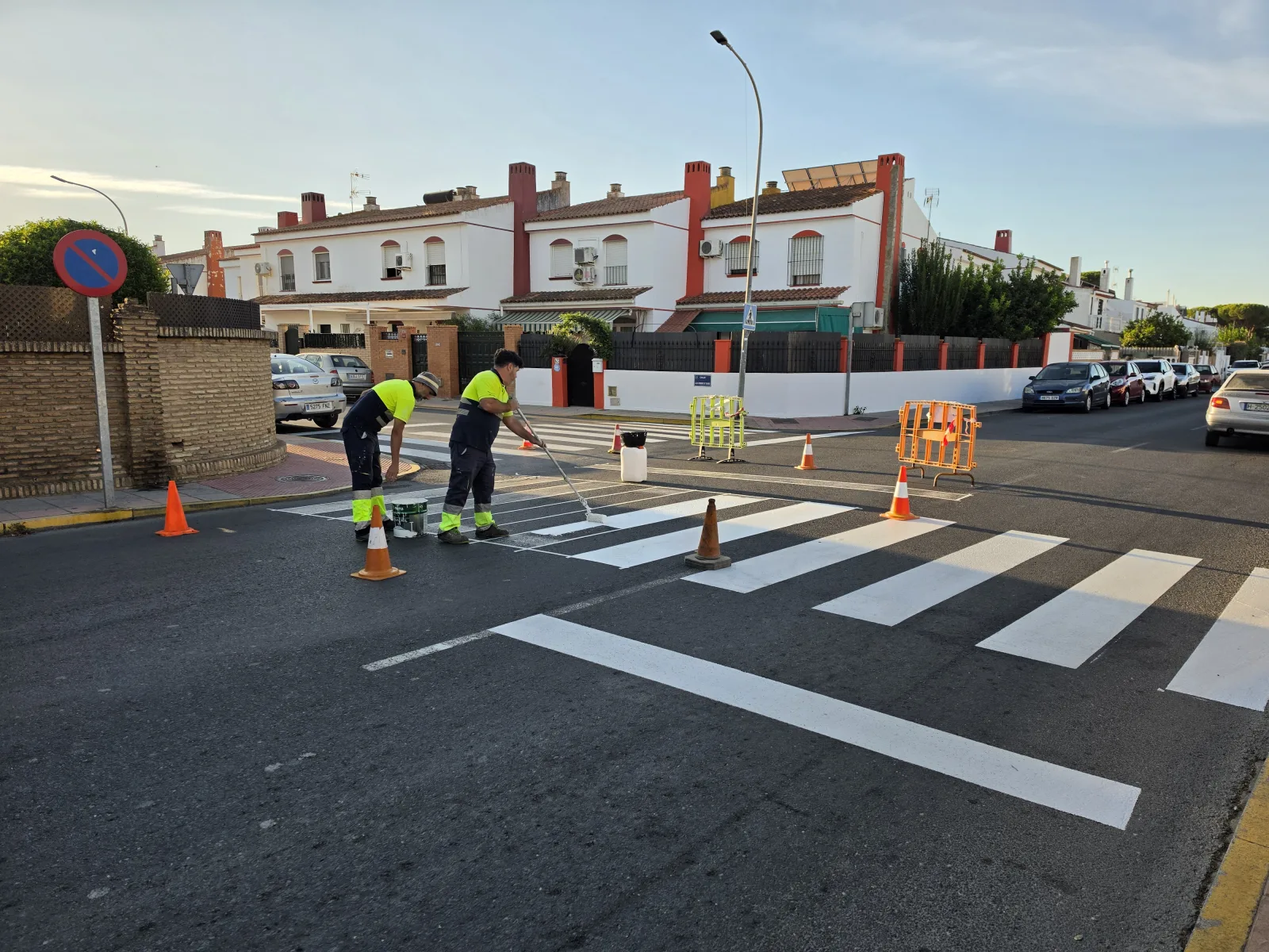 Image for the story: Aljaraque repaints pedestrian crossings to improve road safety