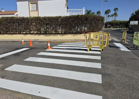 Image for the story: Aljaraque repaints pedestrian crossings to improve road safety