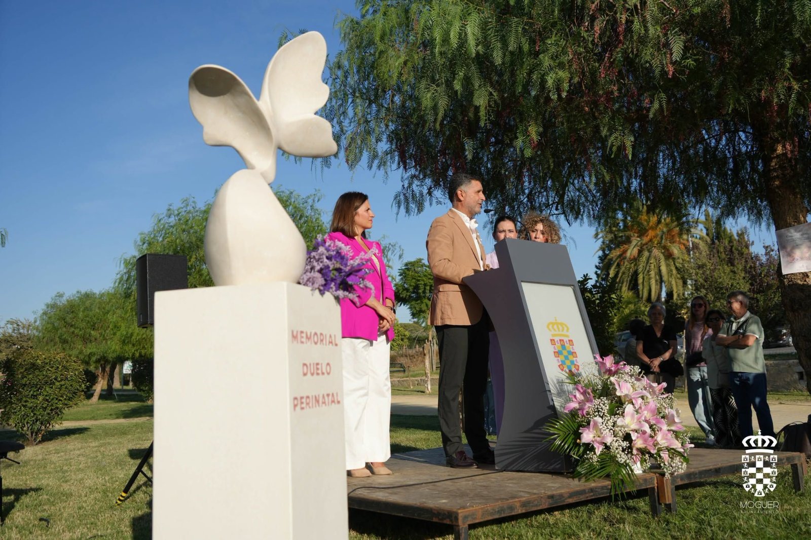 Imagen de la noticia: Moguer conmemora el Día de la Muerte Gestacional junto a la nueva estatua