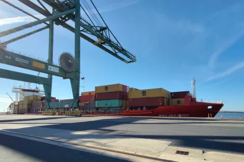 Imagen de la noticia: El Puerto de Huelva estrena una conexión semanal de contenedores con el norte de Europa