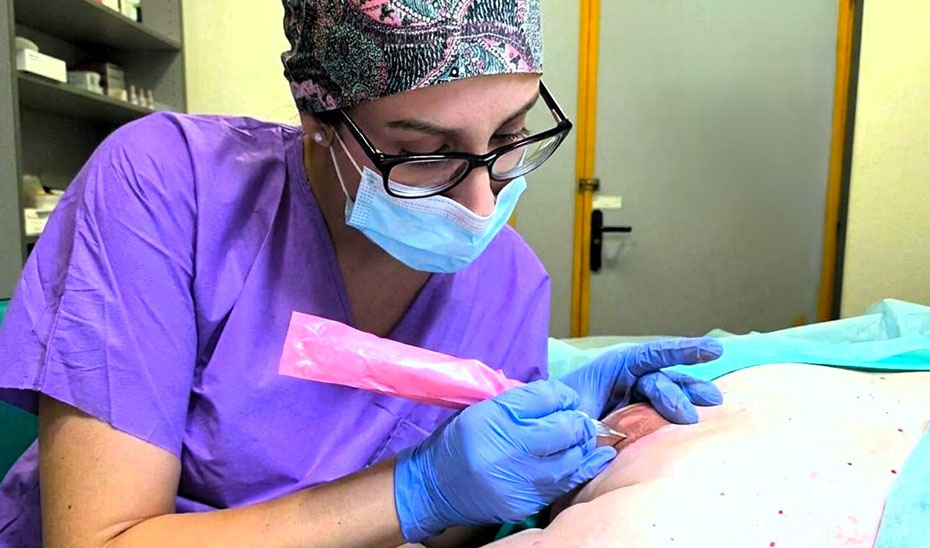 Imagen de la noticia: El Juan Ramón Jiménez completa la reconstrucción mamaria con micropigmentación