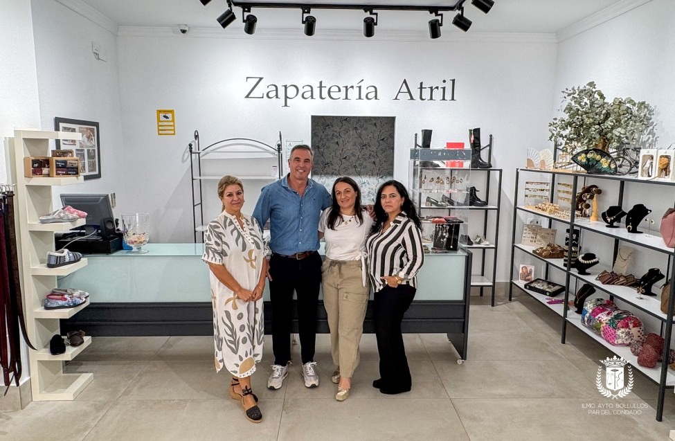 Imagen de la noticia: Blanca Calvo abre Zapatería Atril en Los Caños con la visita del alcalde