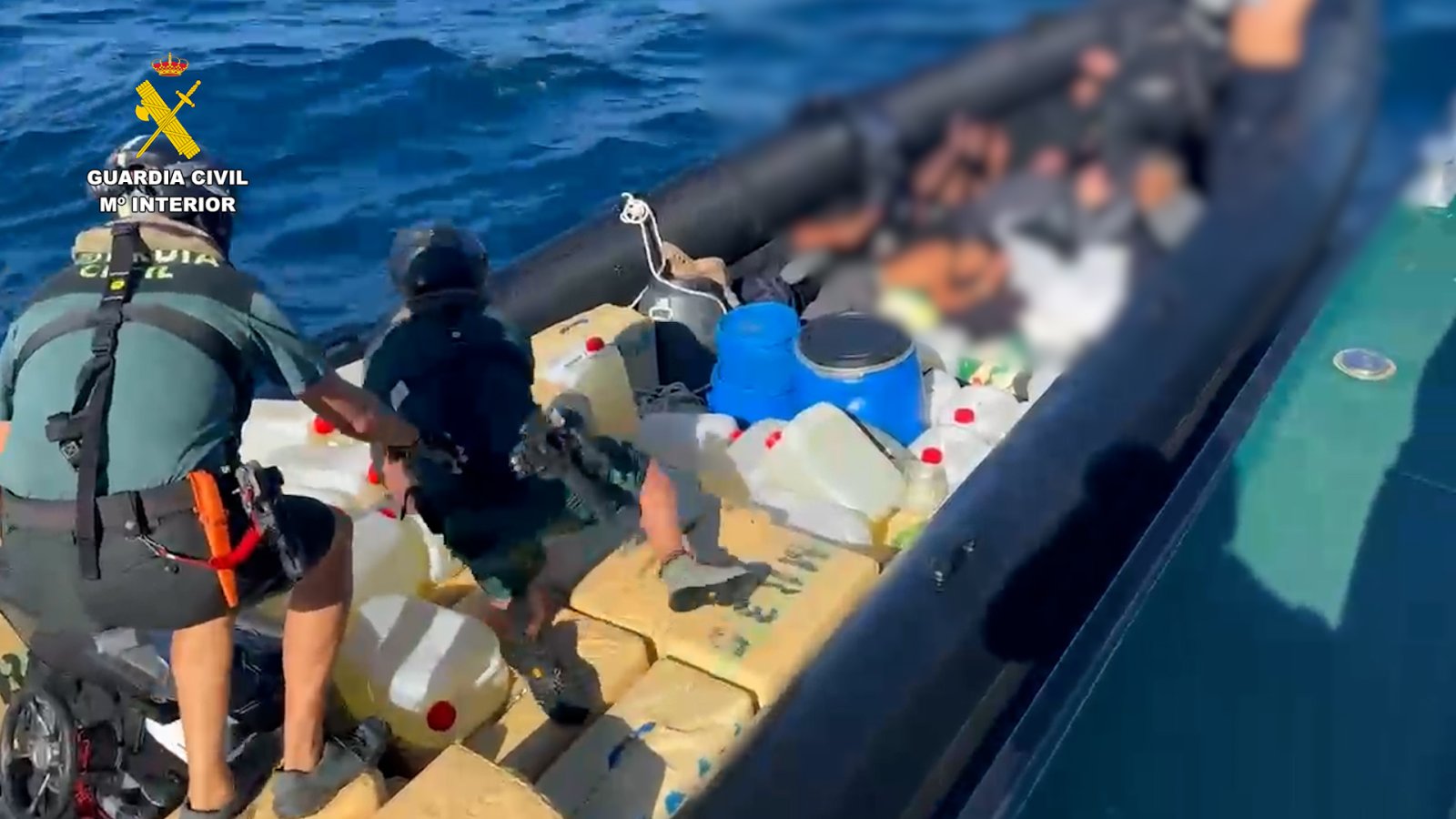 Image for the story: The Civil Guard intercepts a drug boat with 3,040 kilos of hashish off Mazagón