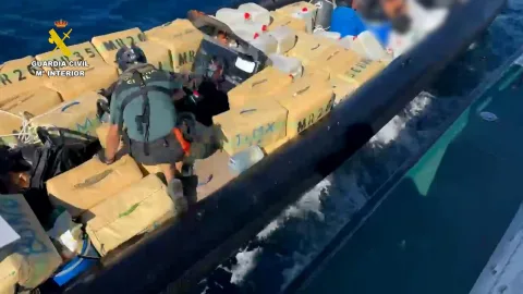 Image for the story: The Civil Guard intercepts a drug boat with 3,040 kilos of hashish off Mazagón