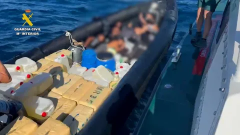 Image for the story: The Civil Guard intercepts a drug boat with 3,040 kilos of hashish off Mazagón
