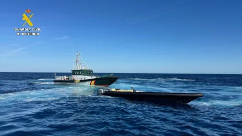 Image for the story: The Civil Guard intercepts a drug boat with 3,040 kilos of hashish off Mazagón