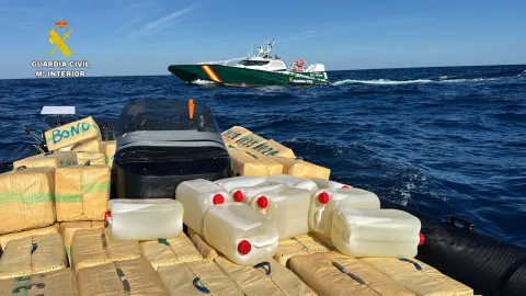 Image for the story: The Civil Guard intercepts a drug boat with 3,040 kilos of hashish off Mazagón