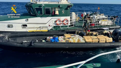 Image for the story: The Civil Guard intercepts a drug boat with 3,040 kilos of hashish off Mazagón