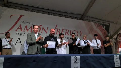 Imagen de la noticia: Alejandro Guissasola gana el Concurso de Cortadores de Jamón de la Feria de Aracena