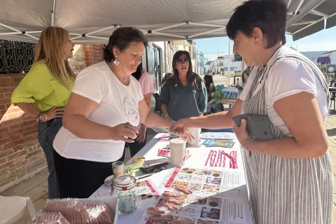 Imagen de la noticia: San Juan del Puerto instala una mesa informativa contra el cáncer de mama