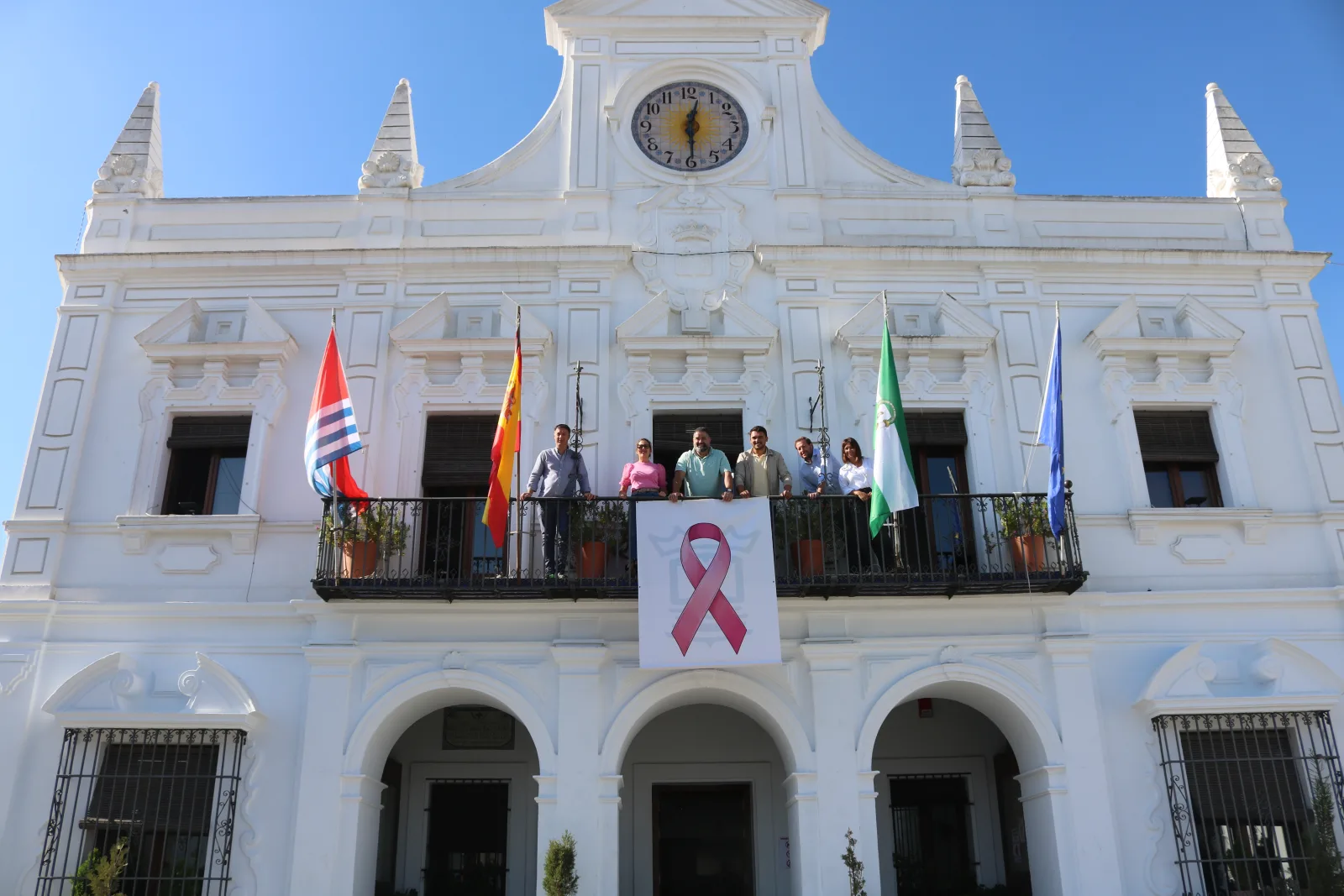 Imagen de la noticia: Cartaya ilumina su Ayuntamiento de rosa por el Día contra el Cáncer de Mama