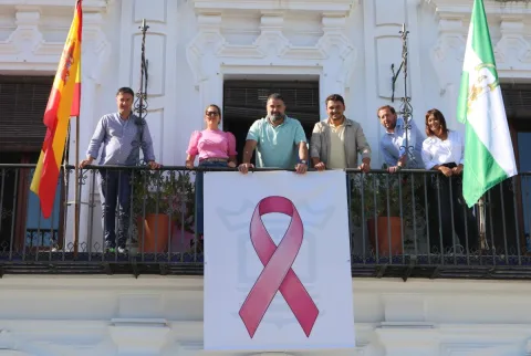 Imagen de la noticia: Cartaya ilumina su Ayuntamiento de rosa por el Día contra el Cáncer de Mama