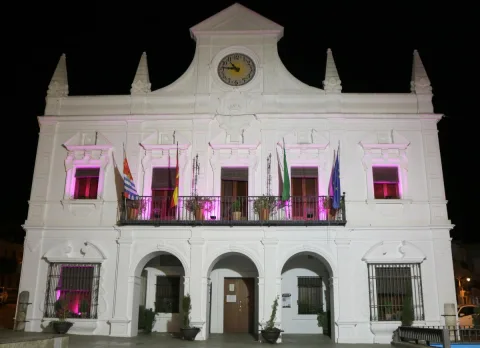 Imagen de la noticia: Cartaya ilumina su Ayuntamiento de rosa por el Día contra el Cáncer de Mama