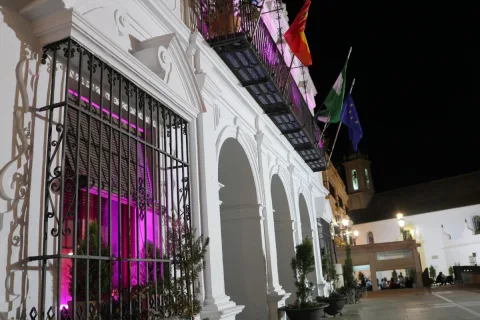 Imagen de la noticia: Cartaya ilumina su Ayuntamiento de rosa por el Día contra el Cáncer de Mama