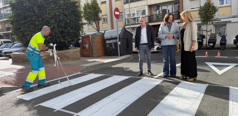 Imagen de la noticia: Huelva repinta la señalización de 55 calles y todas sus rotondas municipales