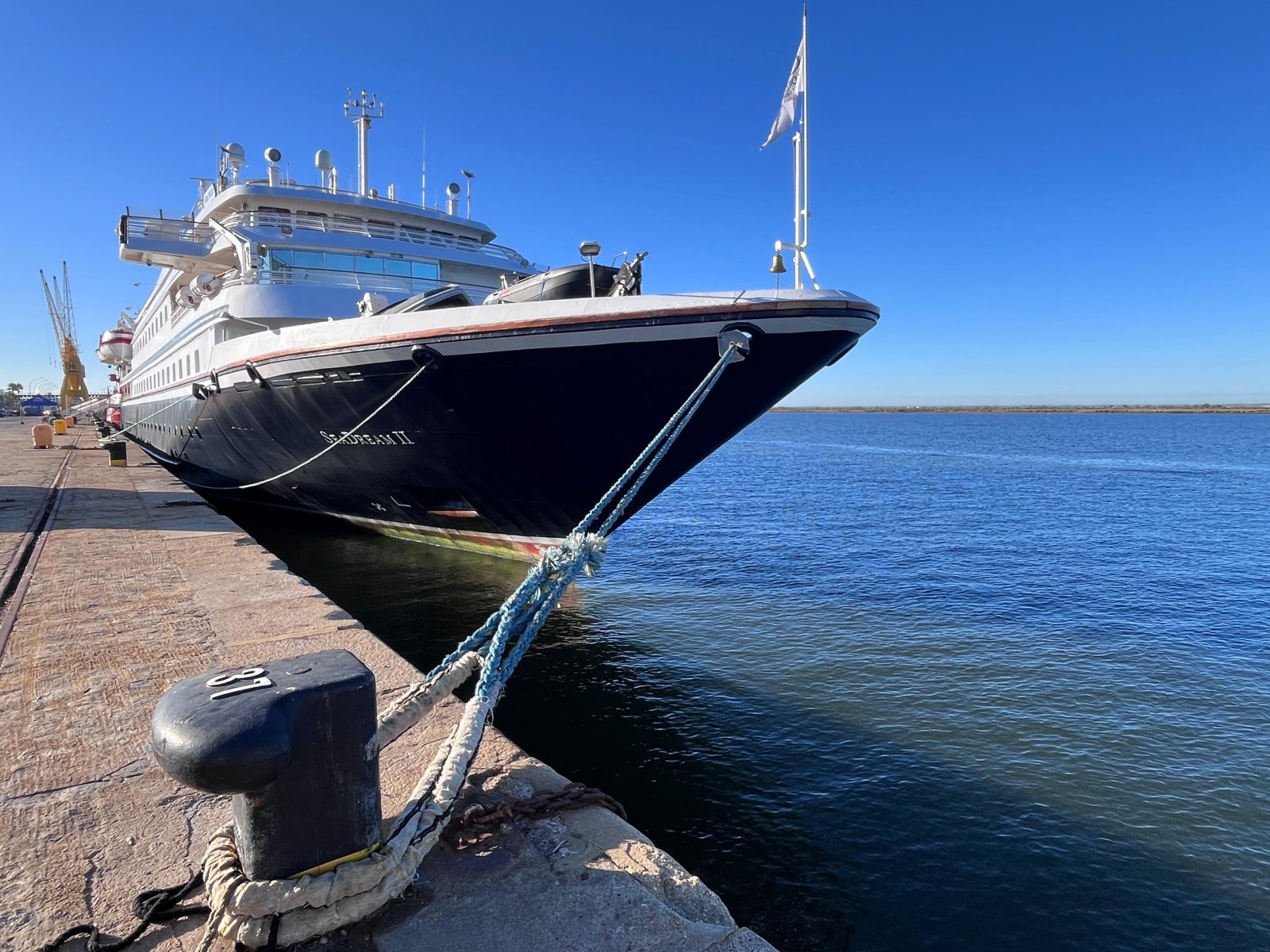 Imagen de la noticia: El crucero de lujo Seadream II atraca en Huelva con 89 pasajeros a bordo