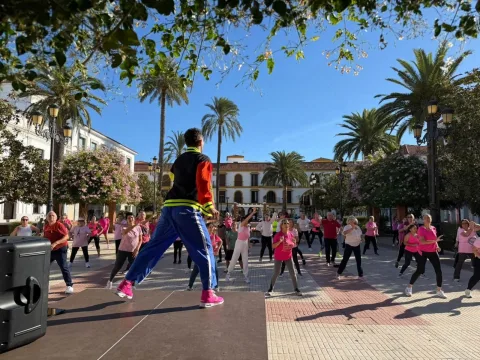 Imagen de la noticia: Lepe llena la Plaza España de rosa con zumba y stretching contra el cáncer de mama