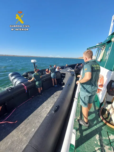 Imagen de la noticia: Cinco toneladas de hachís al agua en una persecución en el Guadiana