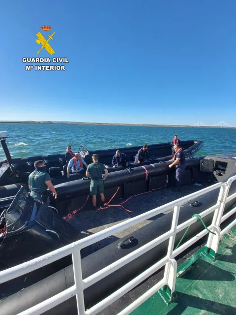 Imagen de la noticia: Cinco toneladas de hachís al agua en una persecución en el Guadiana