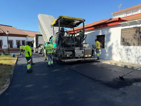 Imagen de la noticia: Lepe asfalta una decena de calles en Rodrigo de Triana
