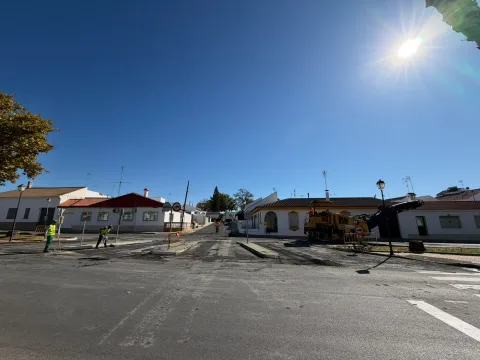 Imagen de la noticia: Lepe asfalta una decena de calles en Rodrigo de Triana