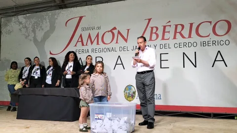 Imagen de la noticia: Aracena cierra su Feria del Jamón con 2.200 participantes en el sorteo